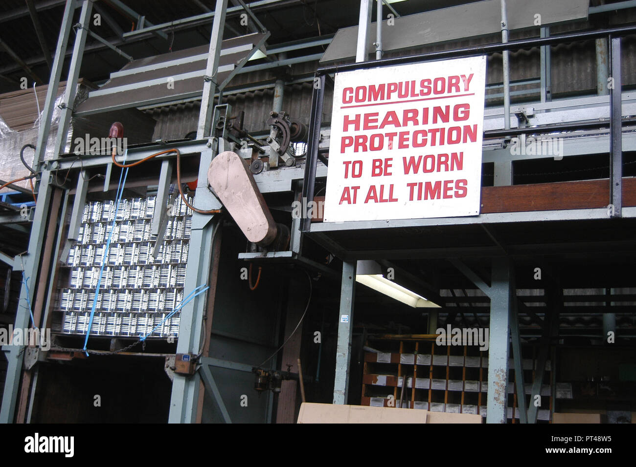 Protección auditiva obligatorio firmar en una fábrica de conservas, Tasmania. AUSTRALIA. Foto de stock