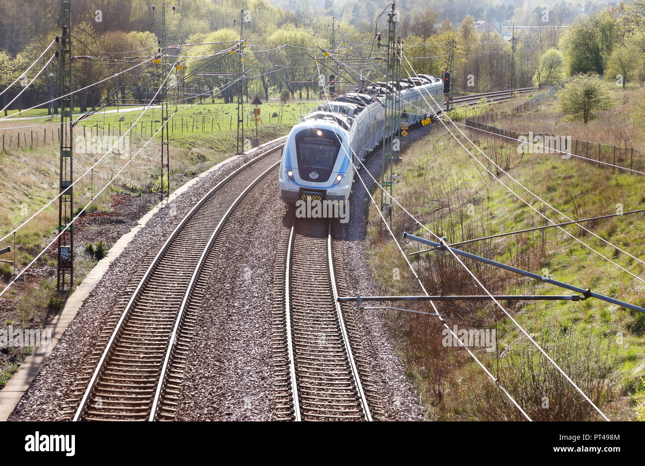 Sodertalje, Suecia - 27 de abril de 2014: UN SL el transporte público de cercanías tren de pasajeros lass X60 ha dejado la estación Ostertalje y rumbo Stoc Foto de stock