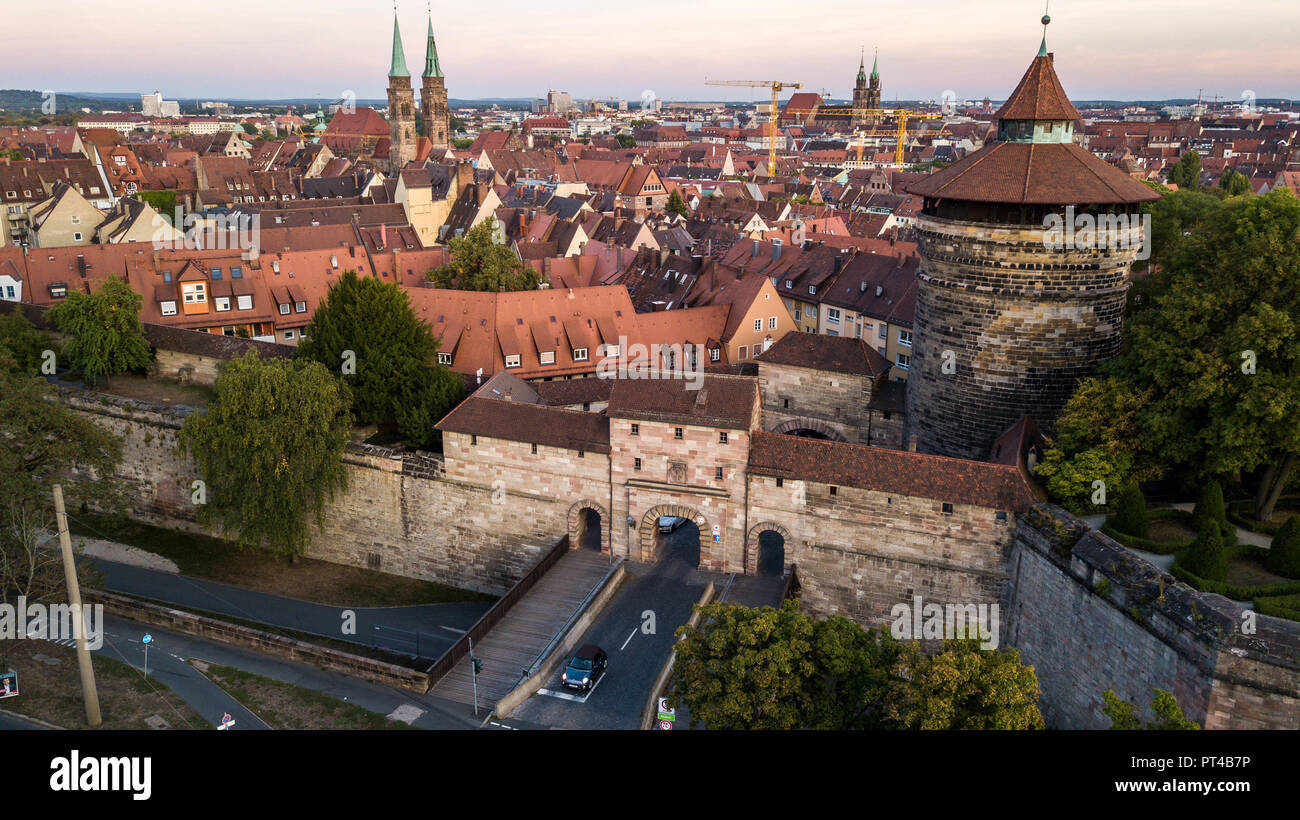 Las murallas de la ciudad vieja y la puerta de la torre, Nuremberg, Alemania Foto de stock