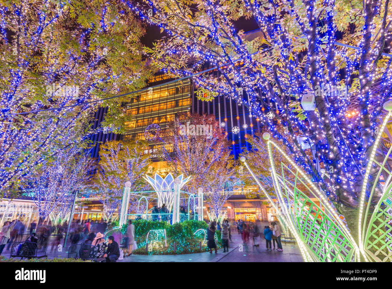 UKUOKA, Japón - Diciembre 5, 2015: Las multitudes en la estación de Hakata durante la temporada de vacaciones. Foto de stock