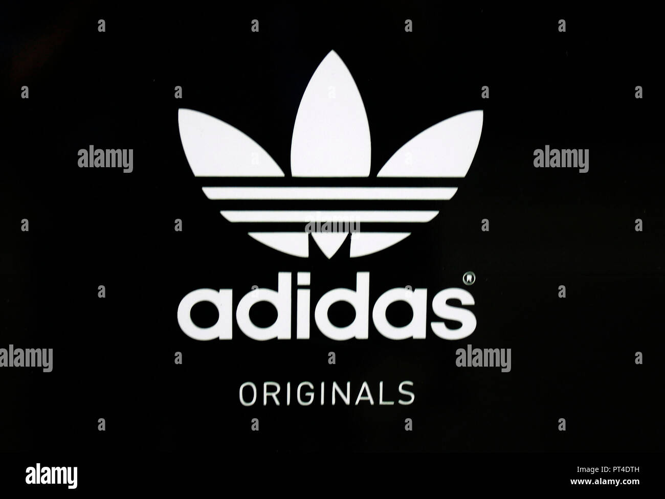 Logo das der Marke/ el logotipo de la marca 'Adidas', Helsinki (nur fuer  redaktionelle Verwendung. Keine Werbung. Http://www.360-be  Referenzdatenbank Fotografía de stock - Alamy
