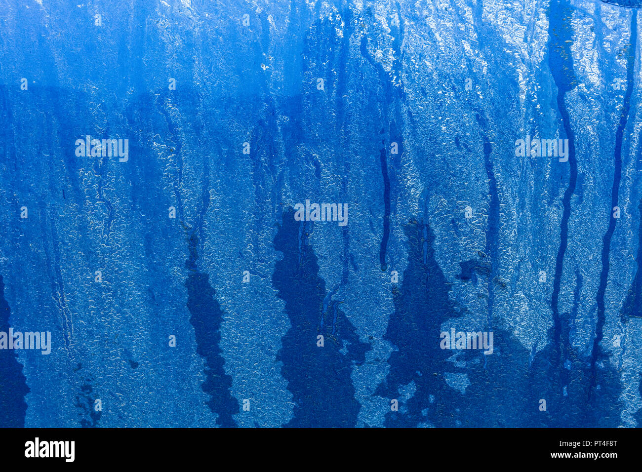 Resumen artístico de suciedad con rayas de agua sobre un fondo azul. Foto de stock