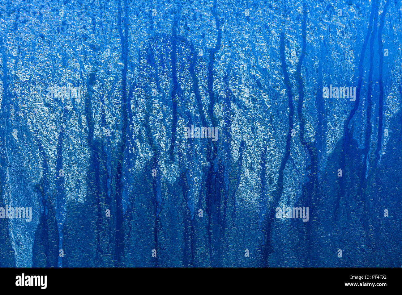 Resumen artístico de suciedad con rayas de agua sobre un fondo azul. Foto de stock