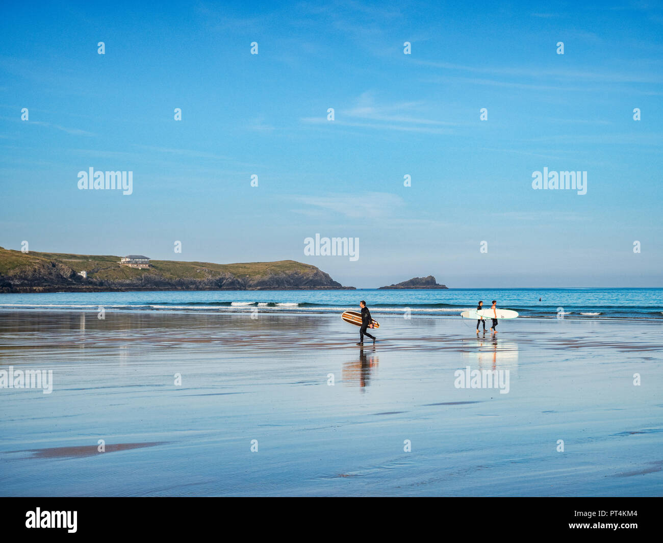 El 24 de junio de 2018: Newquay, Cornwall, Reino Unido - Surfers llevando sus tablas en la playa Fistral. Foto de stock