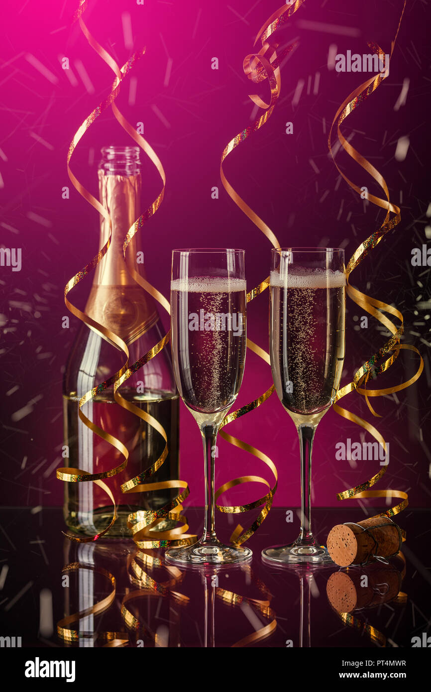 Cuatro copas de champagne llenas en la mesa en frente de fuego ardiente  Fotografía de stock - Alamy