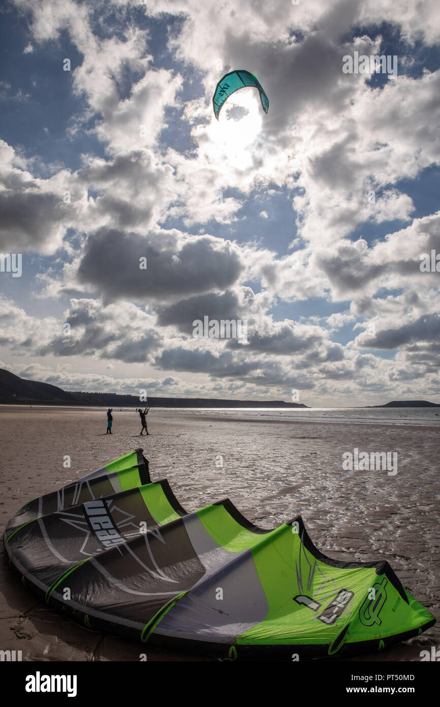 La Península de Gower, Swansea, Reino Unido. El 6 de octubre de 2018. Whoa!: kite surf establecer sus cometas antes de tomar el agua a Llangennith beach, en la península de Gower cerca de Swansea, Gales, Crédito: Gareth Llewelyn/Alamy Live News. Foto de stock