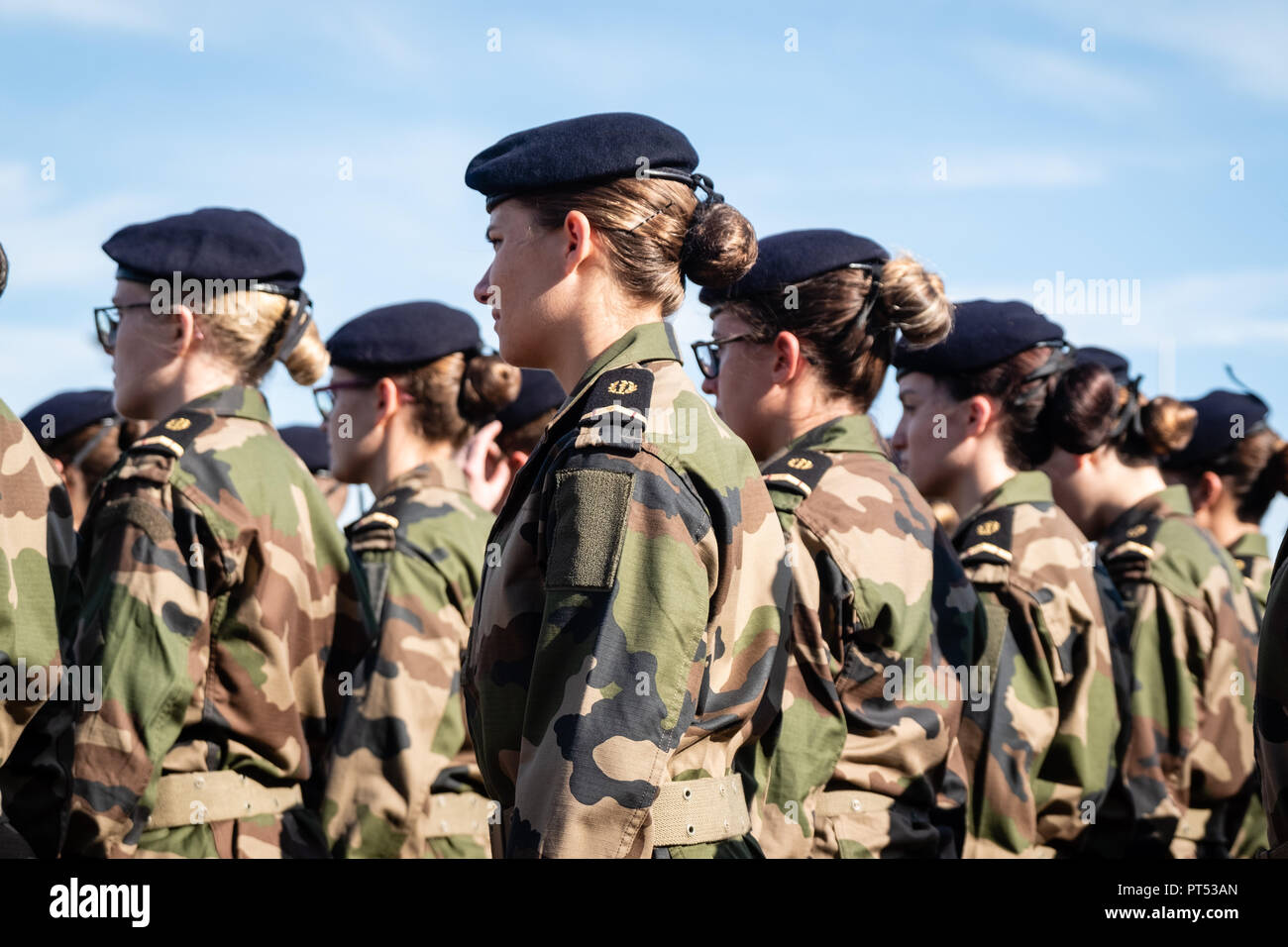 Militares y mujeres fotografías e imágenes de alta resolución - Alamy