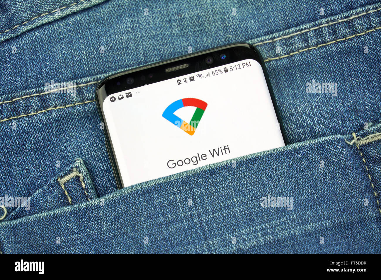 MONTREAL, Canadá - 4 de octubre de 2018: Google WiFi app en pantalla s8. Google Wifi es un router inalámbrico y app. Google es una empresa de tecnología americana w Foto de stock