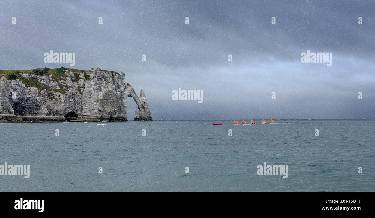 Los acantilados de Etretat, en Normandía con barcos y mucha lluvia  Fotografía de stock - Alamy