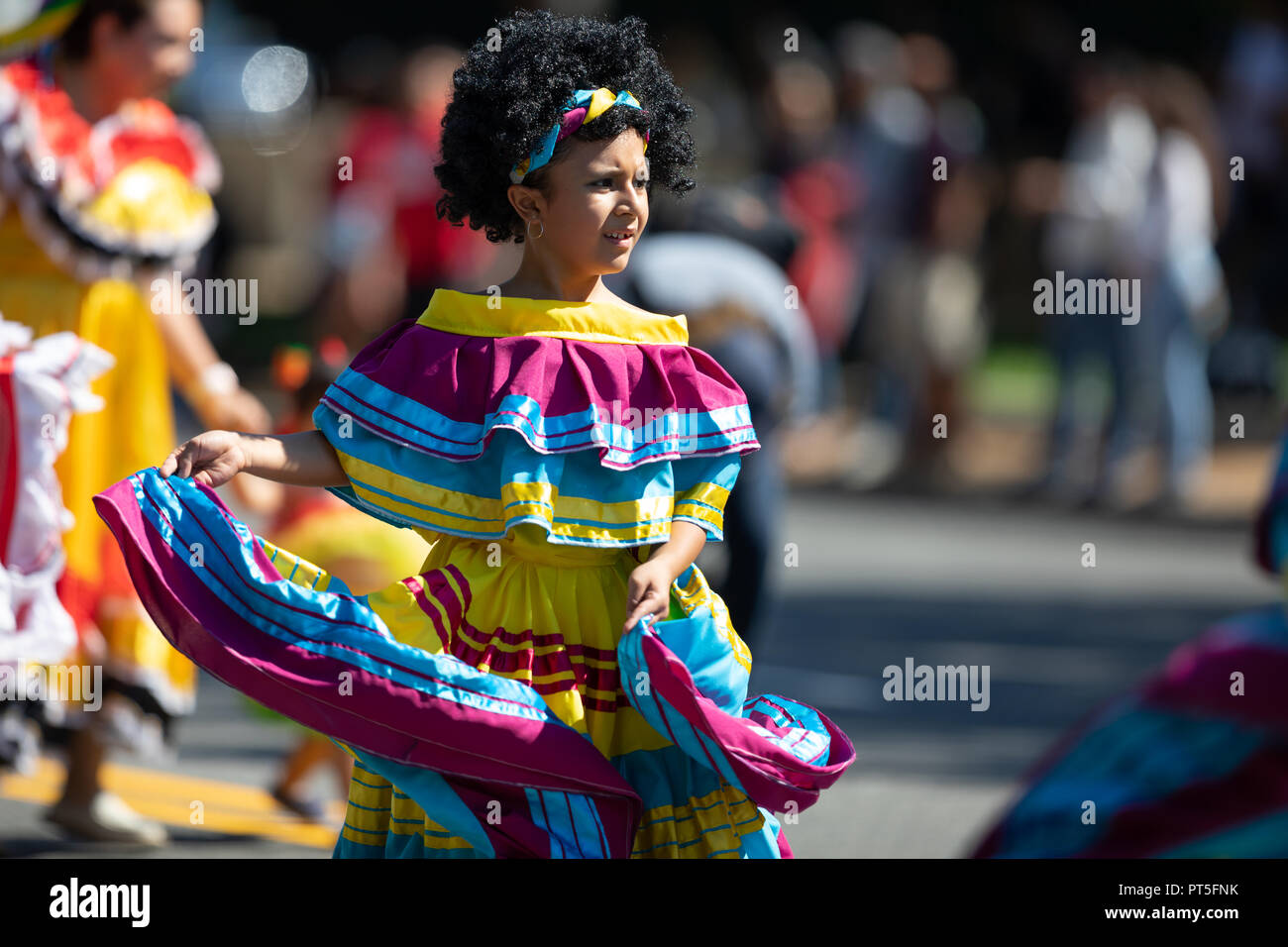 Washington, D.C., Estados Unidos - 29 de septiembre de 2018: La Fiesta DC  Parade, niña colombiana llevando ropa tradicional baile Fotografía de stock  - Alamy