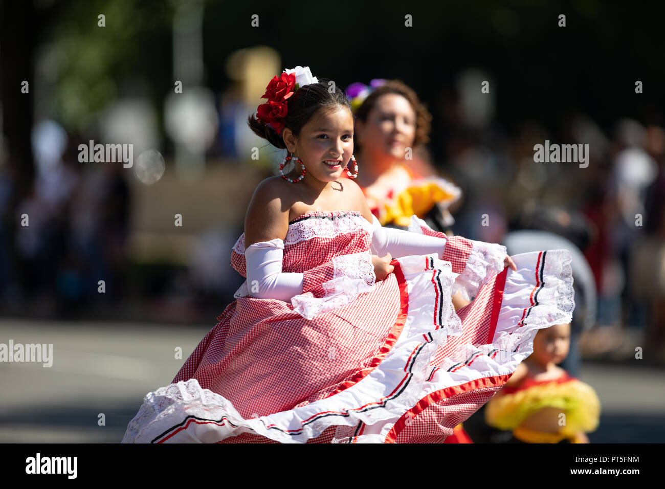 Washington, D.C., Estados Unidos - 29 de septiembre de 2018: La Fiesta DC  Parade, niña colombiana llevando ropa tradicional baile Fotografía de stock  - Alamy