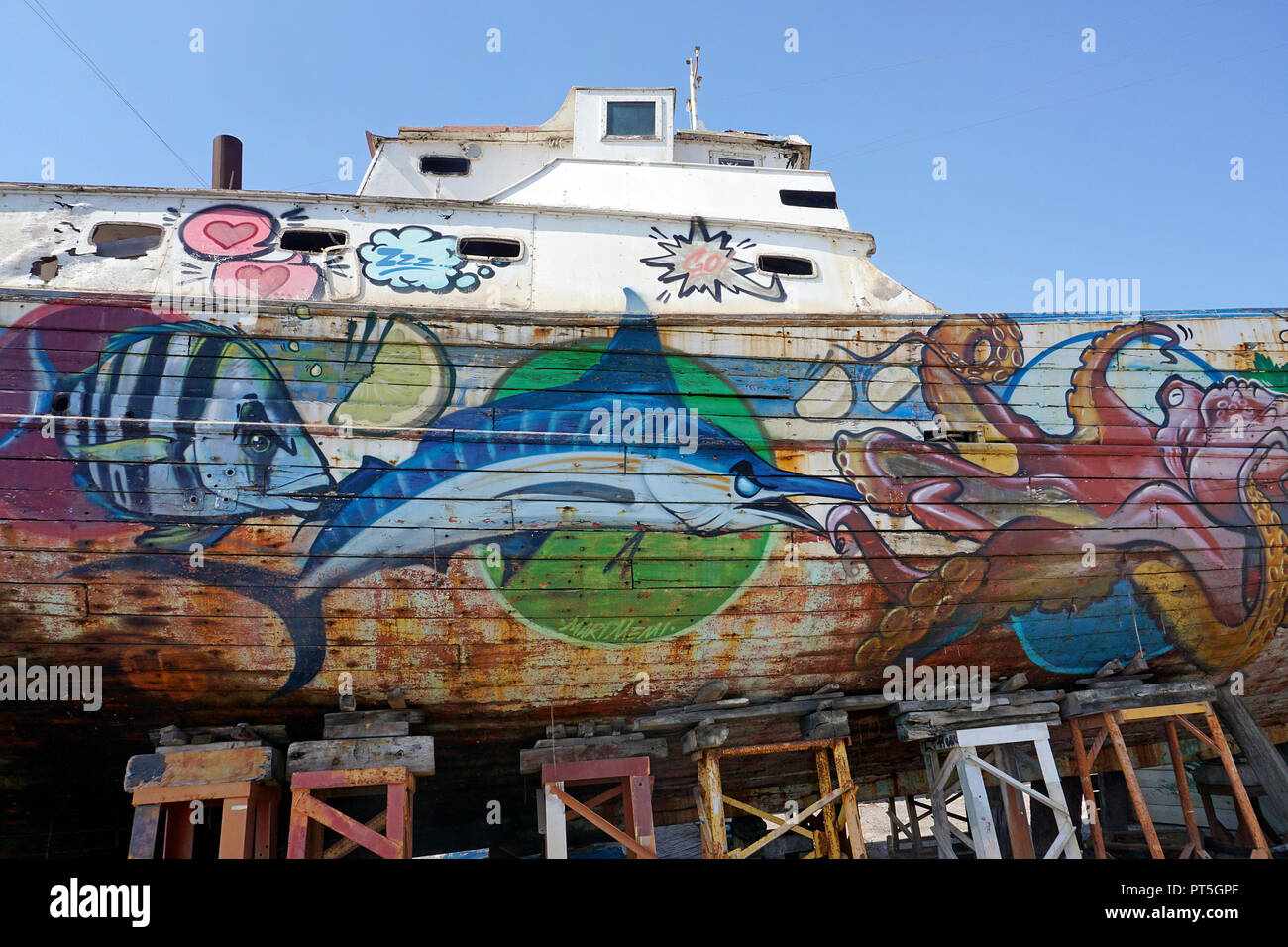 Antiguo cortador de pesca pintados con motivos de animales marinos en el puerto de pueblo pesquero Aci Trezza, comune de Aci Castello, Catania, Sicilia, Italia Foto de stock