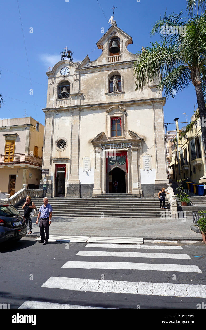 La iglesia de San Giovanni Battista, Chiesa Parrocchiale San Giovanni Battista, en el pueblo pesquero de Aci Trezza, Catania, Sicilia, Italia Foto de stock