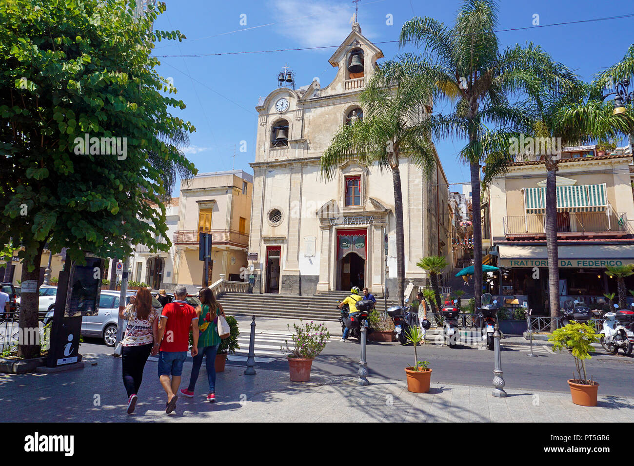 La iglesia de San Giovanni Battista, Chiesa Parrocchiale San Giovanni Battista, en el pueblo pesquero de Aci Trezza, Catania, Sicilia, Italia Foto de stock