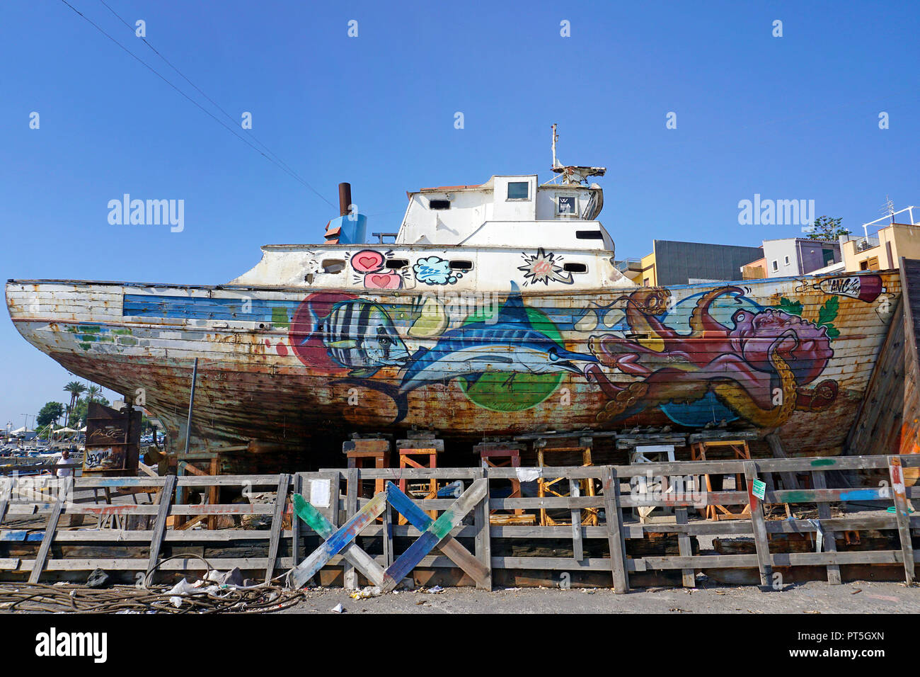 Antiguo cortador de pesca pintados con motivos de animales marinos en el puerto de pueblo pesquero Aci Trezza, comune de Aci Castello, Catania, Sicilia, Italia Foto de stock
