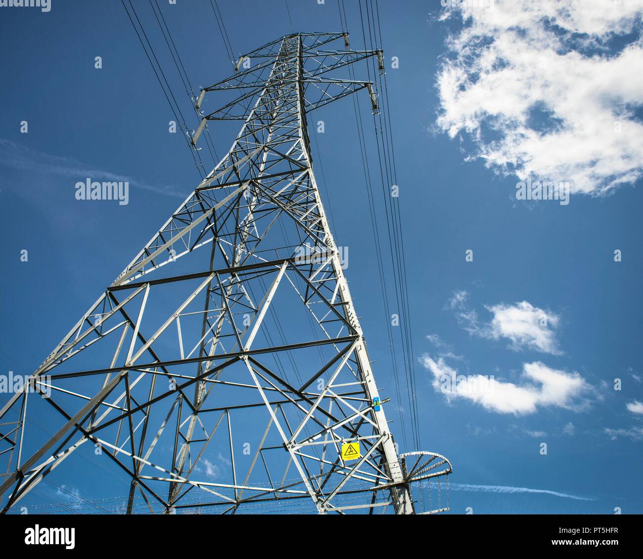 Pilón de electricidad y líneas eléctricas, West Midlands, Reino Unido. Foto de stock