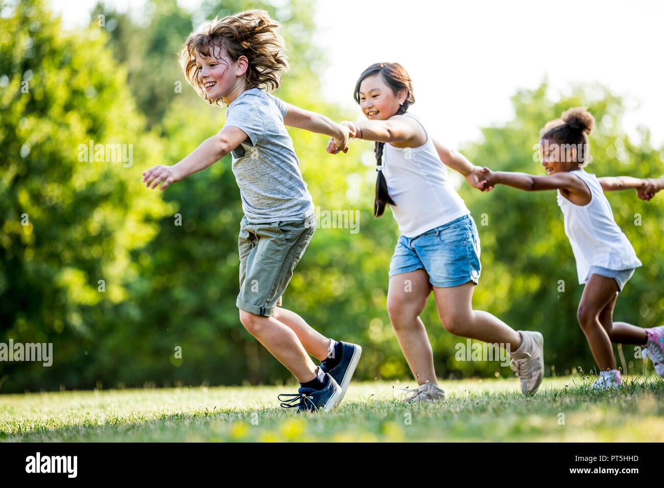 Niños corriendo tomados de la mano fotografías e imágenes de alta resolución Alamy