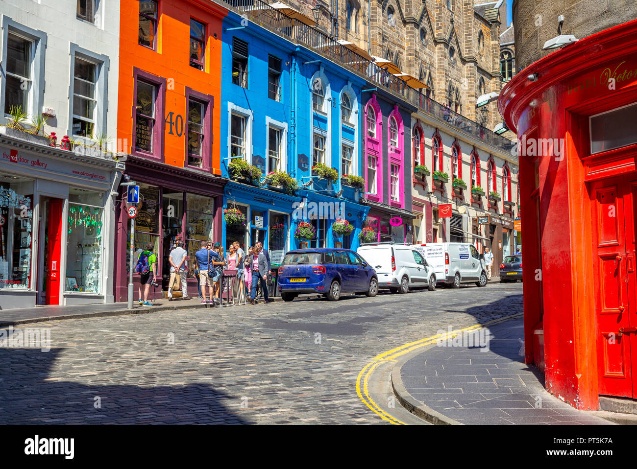 Edimburgo, Reino Unido - Julio 5, 2018: Victoria Street, construida entre 1829-34 como parte de una serie de mejoras en el casco antiguo de la ciudad, con el objetivo de mejorar ac Foto de stock