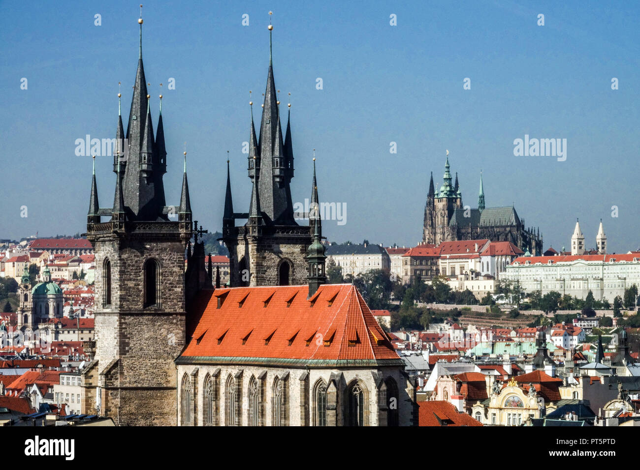 Europa Ciudad horizonte soleado Castillo de Praga vista a través de la Iglesia Tyn República Checa Europa puntos de referencia paisaje urbano panorama Foto de stock