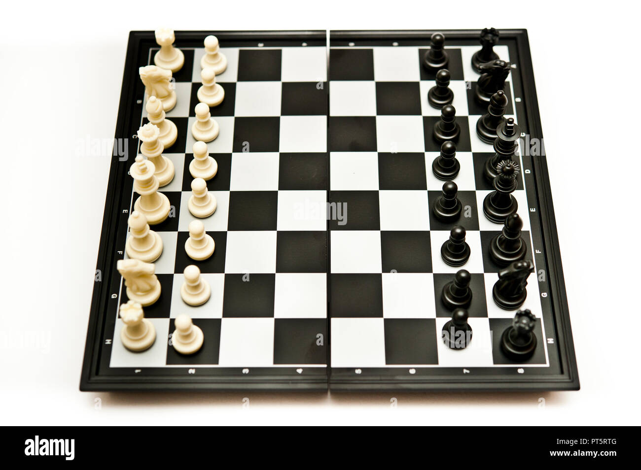 Tablero de ajedrez con todas las piezas en la posición inicial Fotografía  de stock - Alamy