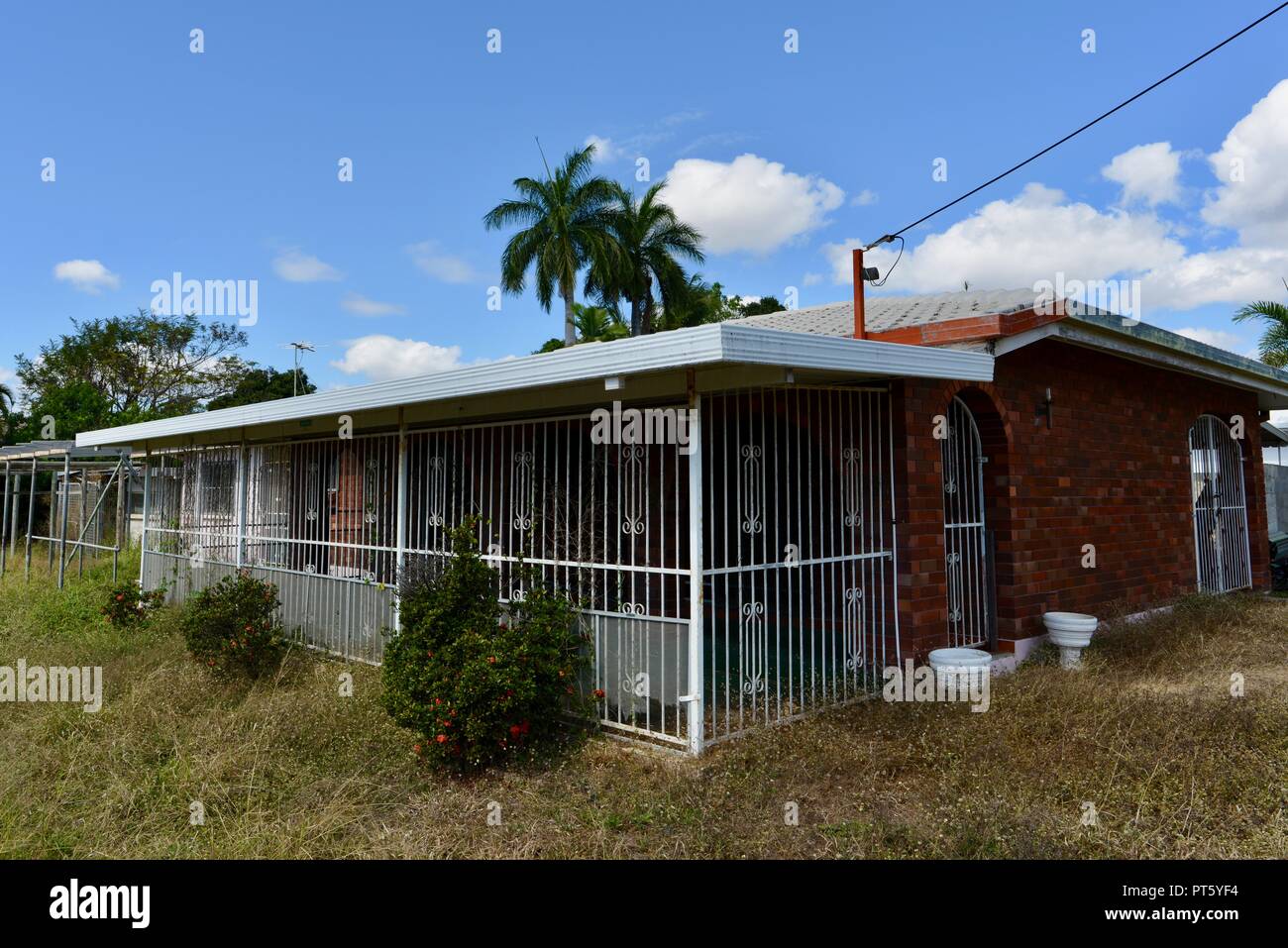 Una casa abandonada en un suburbio empobrecido, Townsville, Queensland, Australia Foto de stock