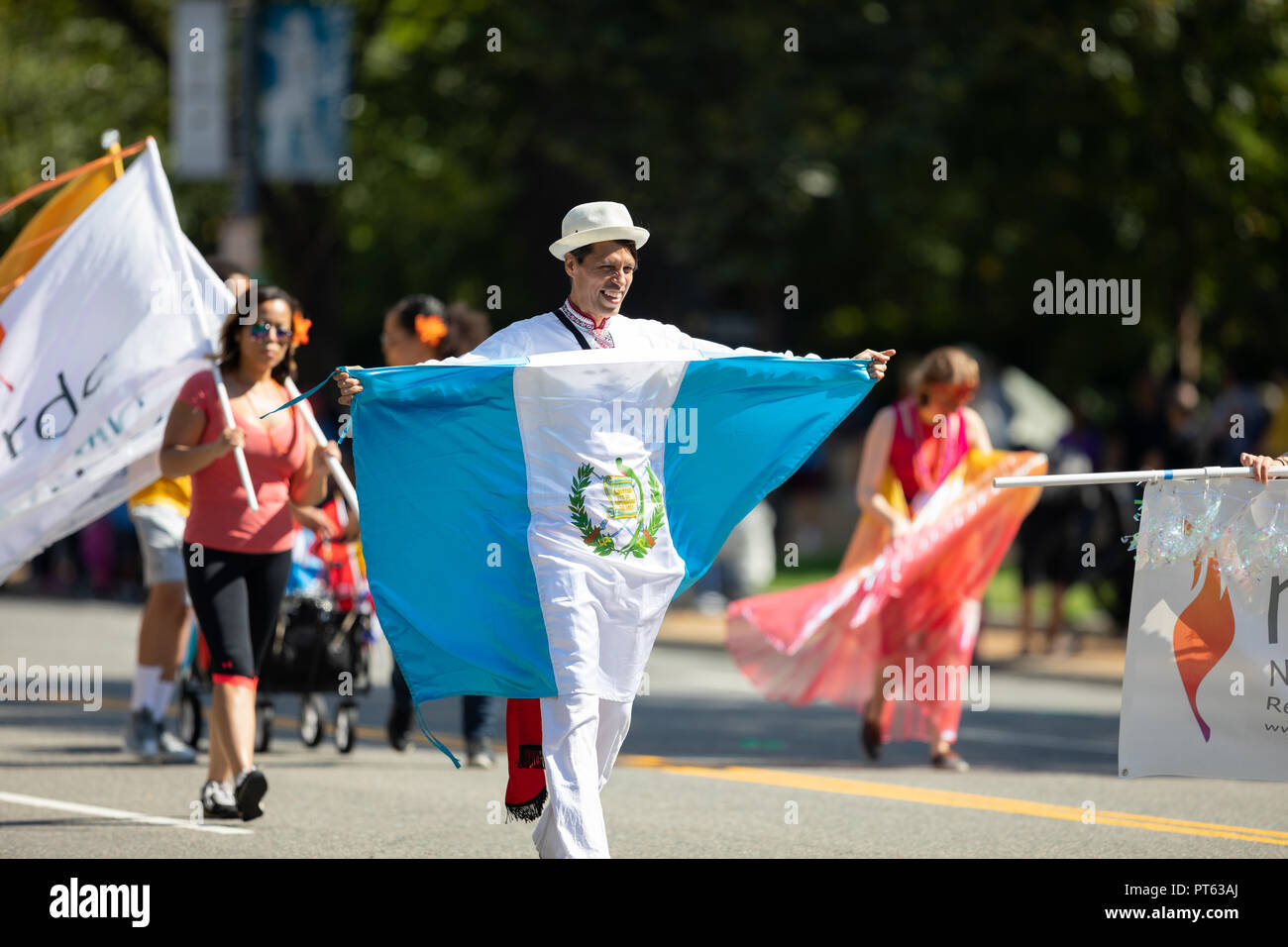 Washington, D.C., Estados Unidos - 29 de septiembre de 2018: La Fiesta DC Parade, el hombre vestido con ropas tradicionales llevando la bandera de Guatemala Foto de stock