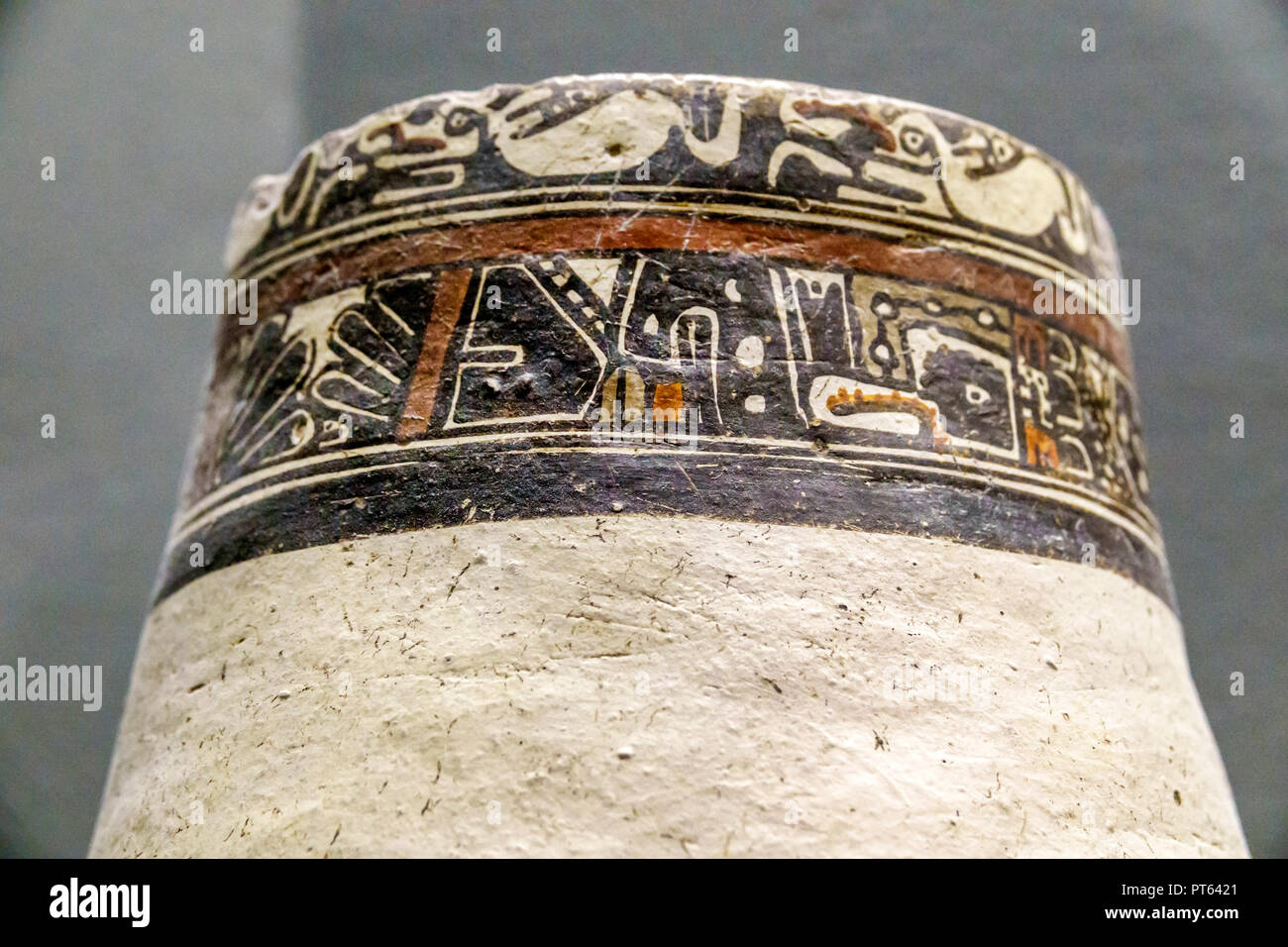 Lakeland Florida,Polk Museum of Art,interior,pedestal urn Ometepe Island Nicaragua cerámica,detalle,FL180731210 Foto de stock