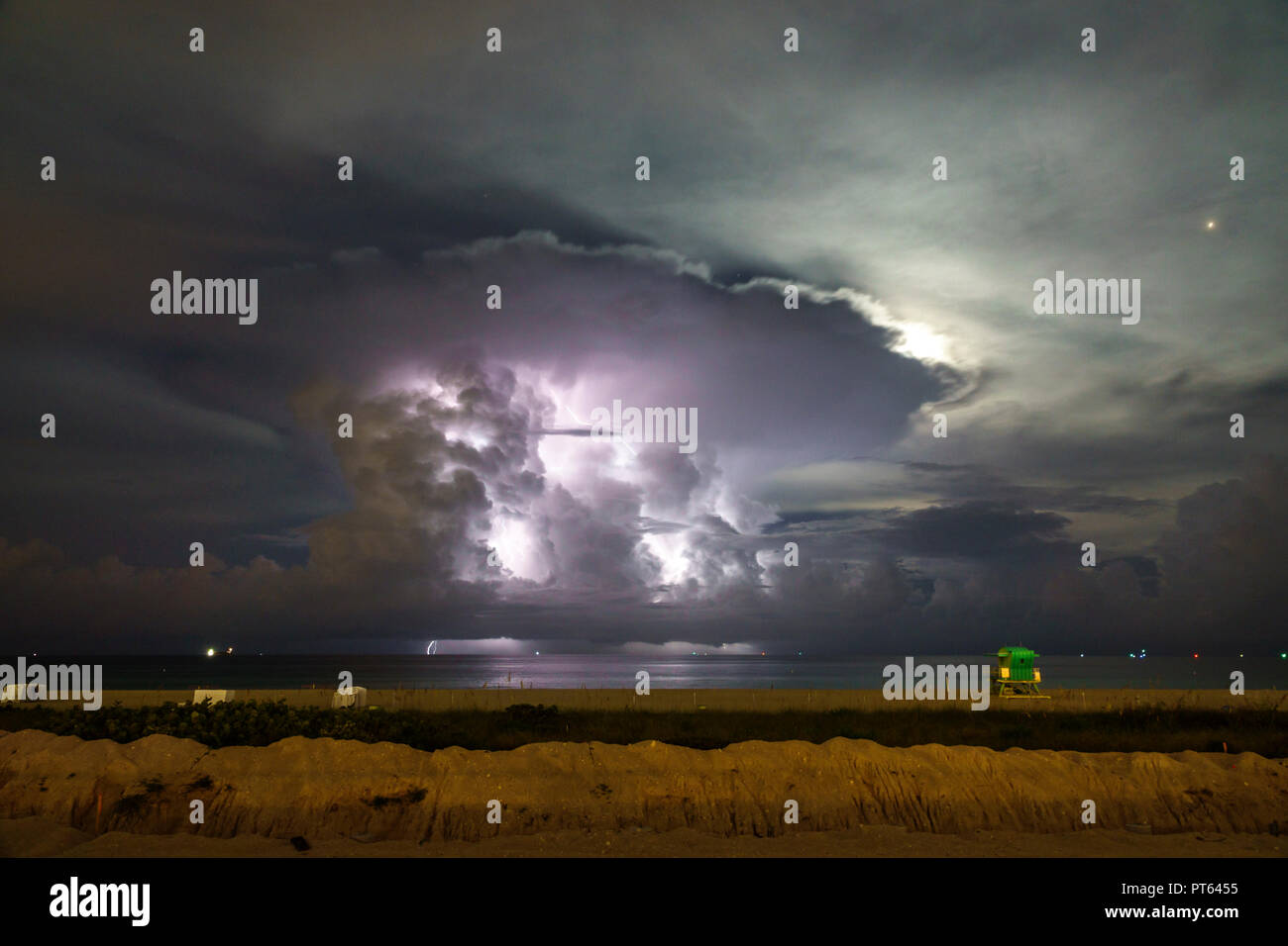 Miami Beach Florida, Océano Atlántico, noche, tiempo tormenta relámpago, nubes,FL180731255 Foto de stock