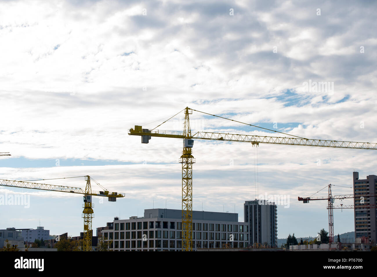 Una vista de los tejados de la ciudad alemana, las grúas y las obras de construcción de nuevas oficinas y casas Foto de stock