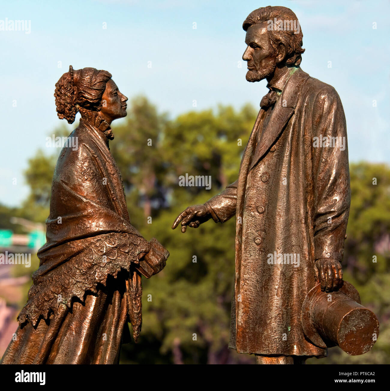 Abraham Lincoln cumple autor Harriet Beecher Stowe, Escultura encontrada a lo largo de la Hartford Connecticut Riverfront caminar. Foto de stock