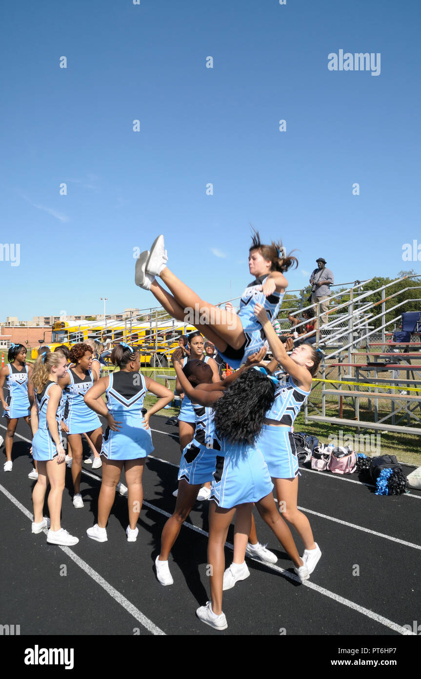 Cheerleaders realice en un partido de fútbol en Greenbelt, Maryland Foto de stock
