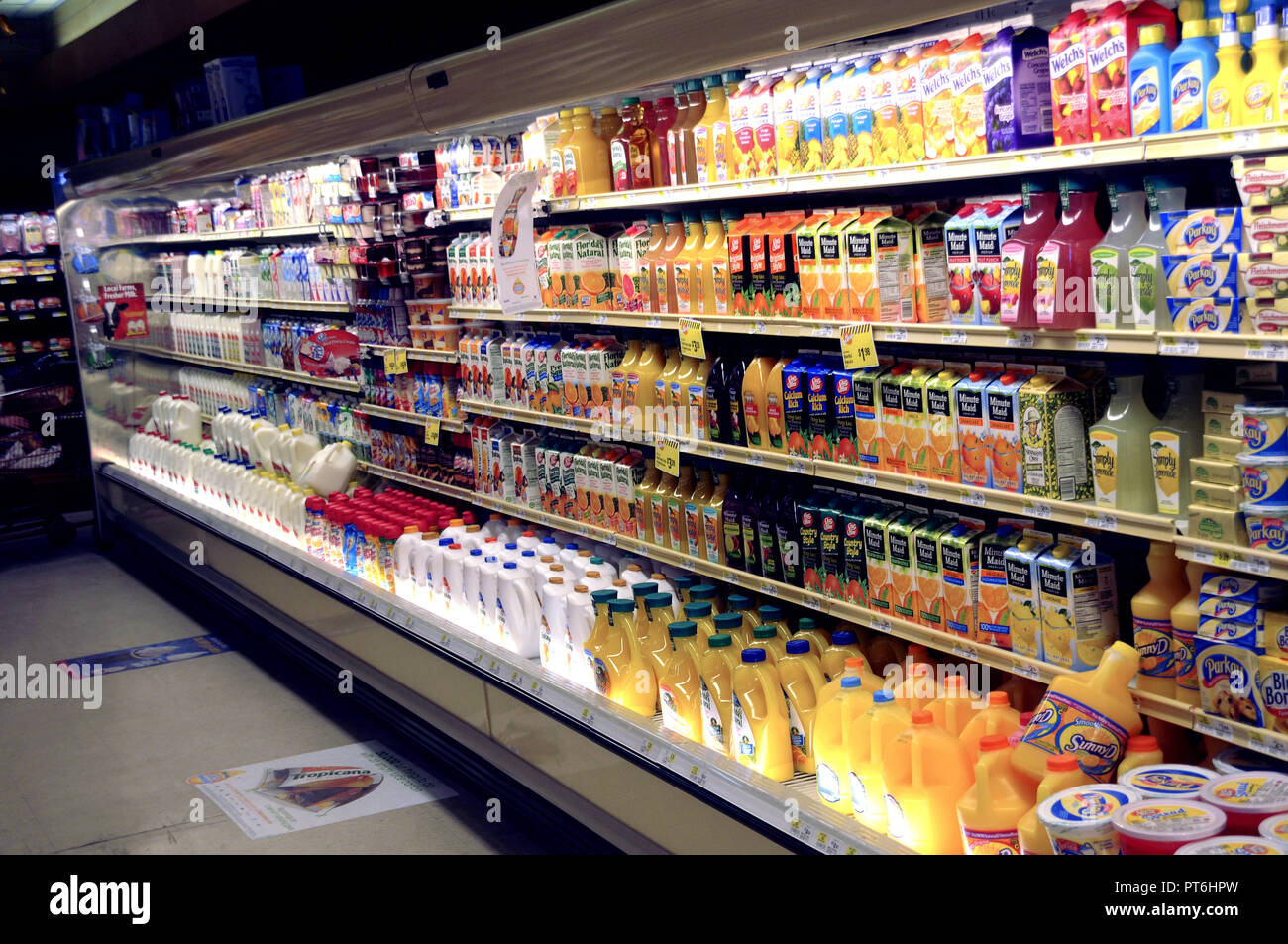 La sección de lácteos de una tienda en Greenbelt, MD Foto de stock