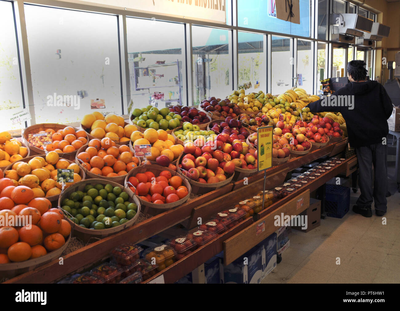 Bandejas de frutas y vegetales en una tienda. Foto de stock