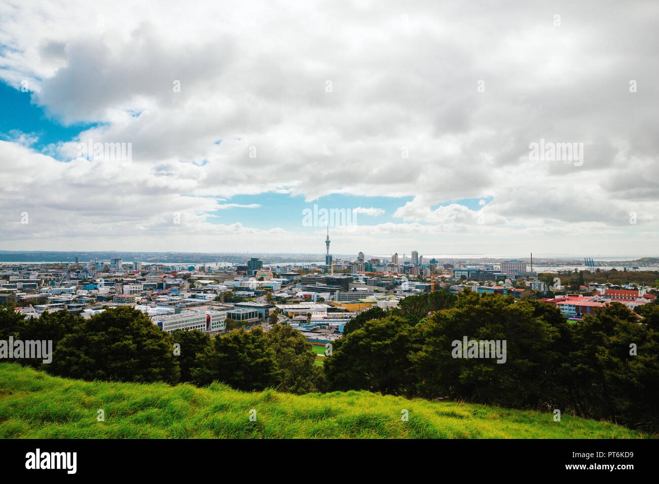 Auckland vista desde el Monte Eden con una persona caminando por el camino hacia la ciudad, Nueva Zelanda Foto de stock