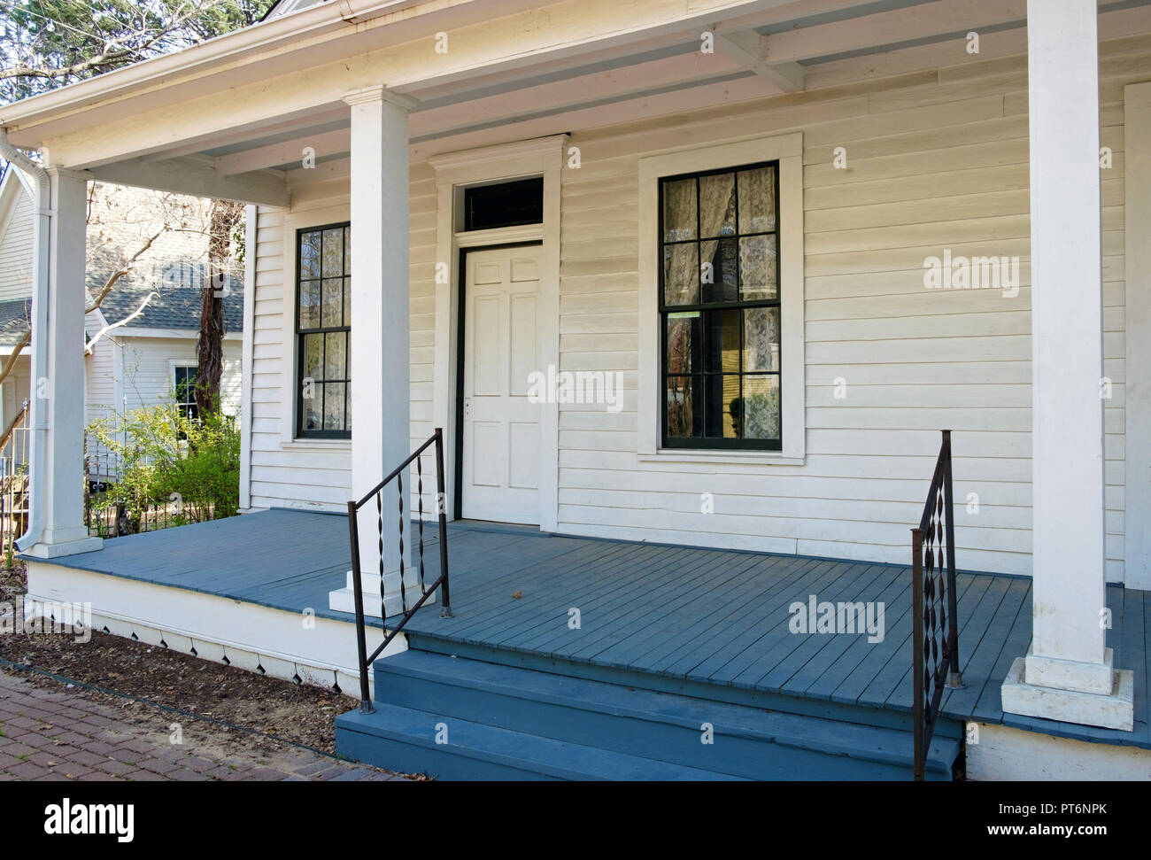Porche de entrada blanco tejano shingled antigua casa, construida en 1854.Blue piso de madera. Ferias casa, plaza de castaños, Mckinney Texas.horizontal Foto de stock