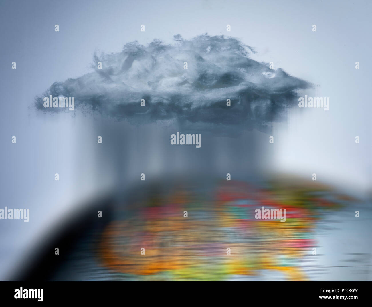 Concepto Una nube de lluvia caía sobre un globo terráqueo, World Weather Foto de stock