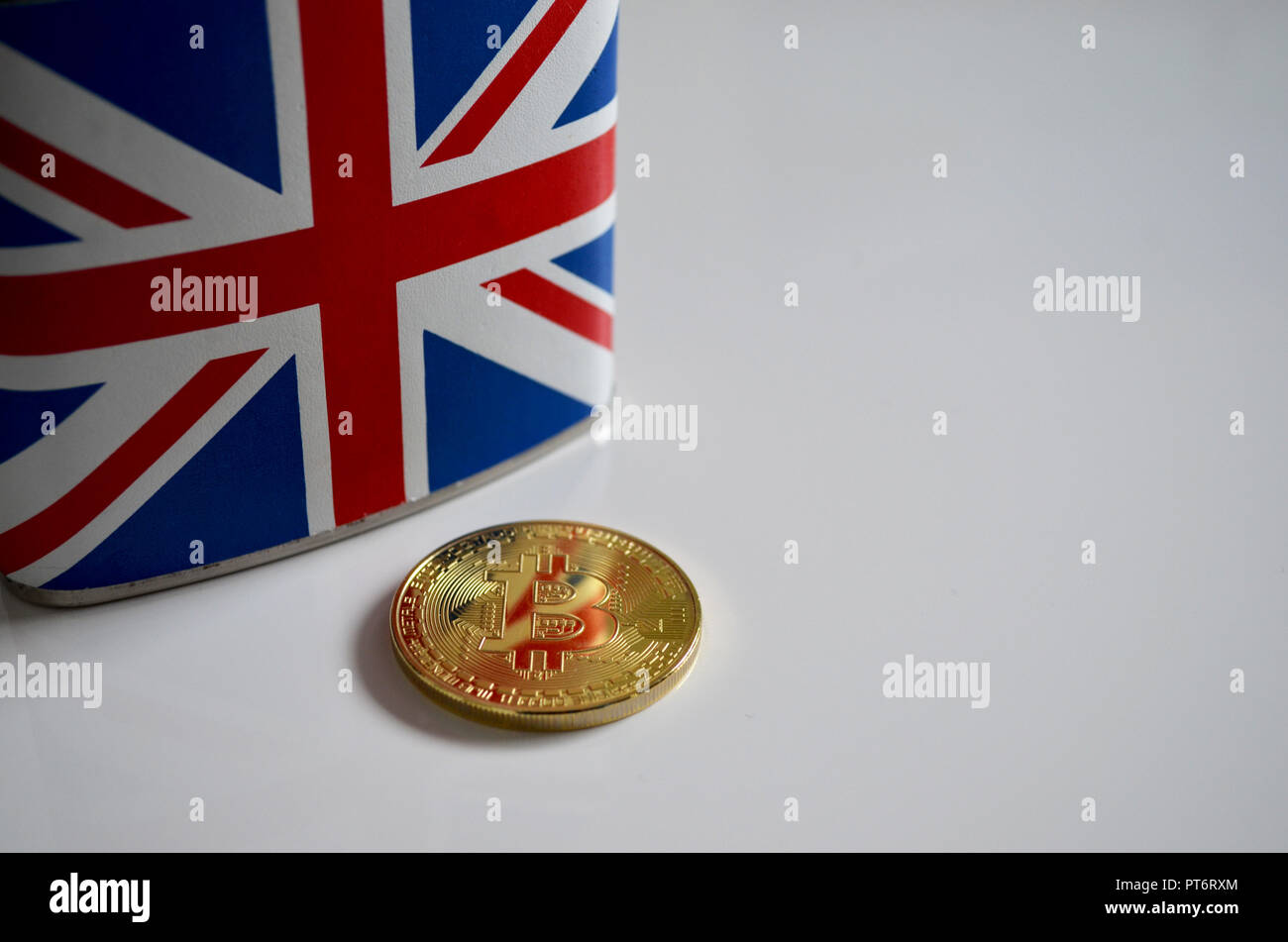 Bitcoin con bandera británica union jack petaca Foto de stock