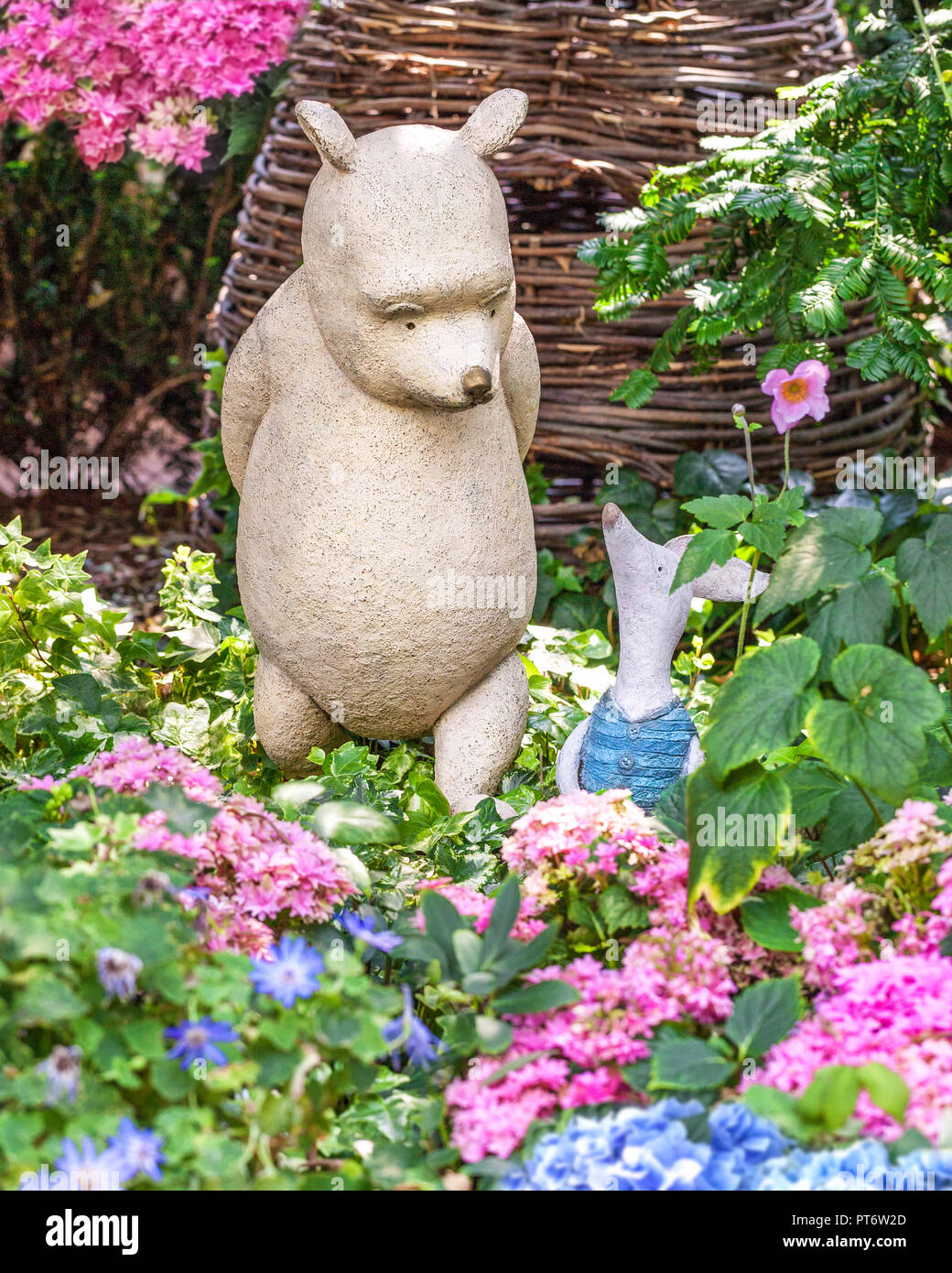 Escultura de personajes de dibujos animados de Disney Winnie the Pooh y  Piglet. Instalación en el jardín de flores de invernaderos domo, Singapur  Fotografía de stock - Alamy