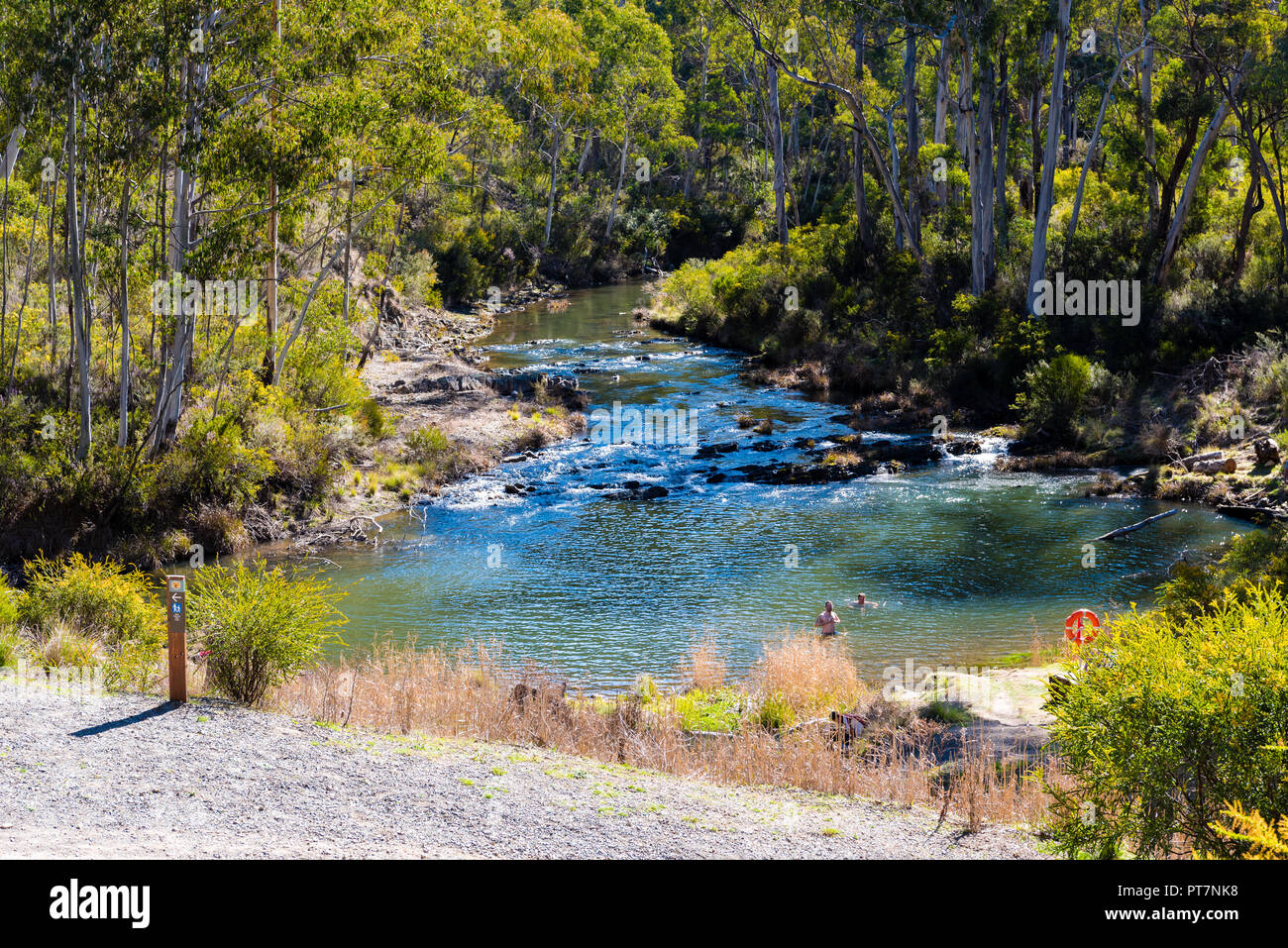 Parque Nacional Kosciuszko, NSW, Australia - 30 de septiembre de 2018 : Río en Yarrangobilly Caves' piscina termal está alimentado por un manantial natural en Yarrangobilly Foto de stock