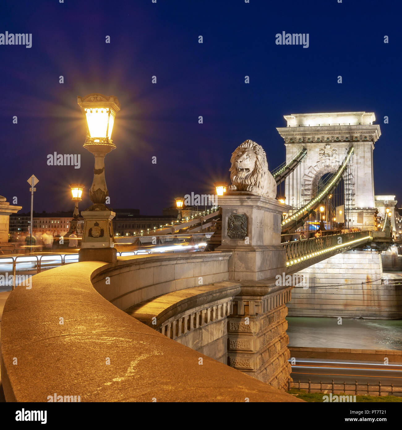 El puente de la cadena en la noche en Budapest, Hungría Foto de stock