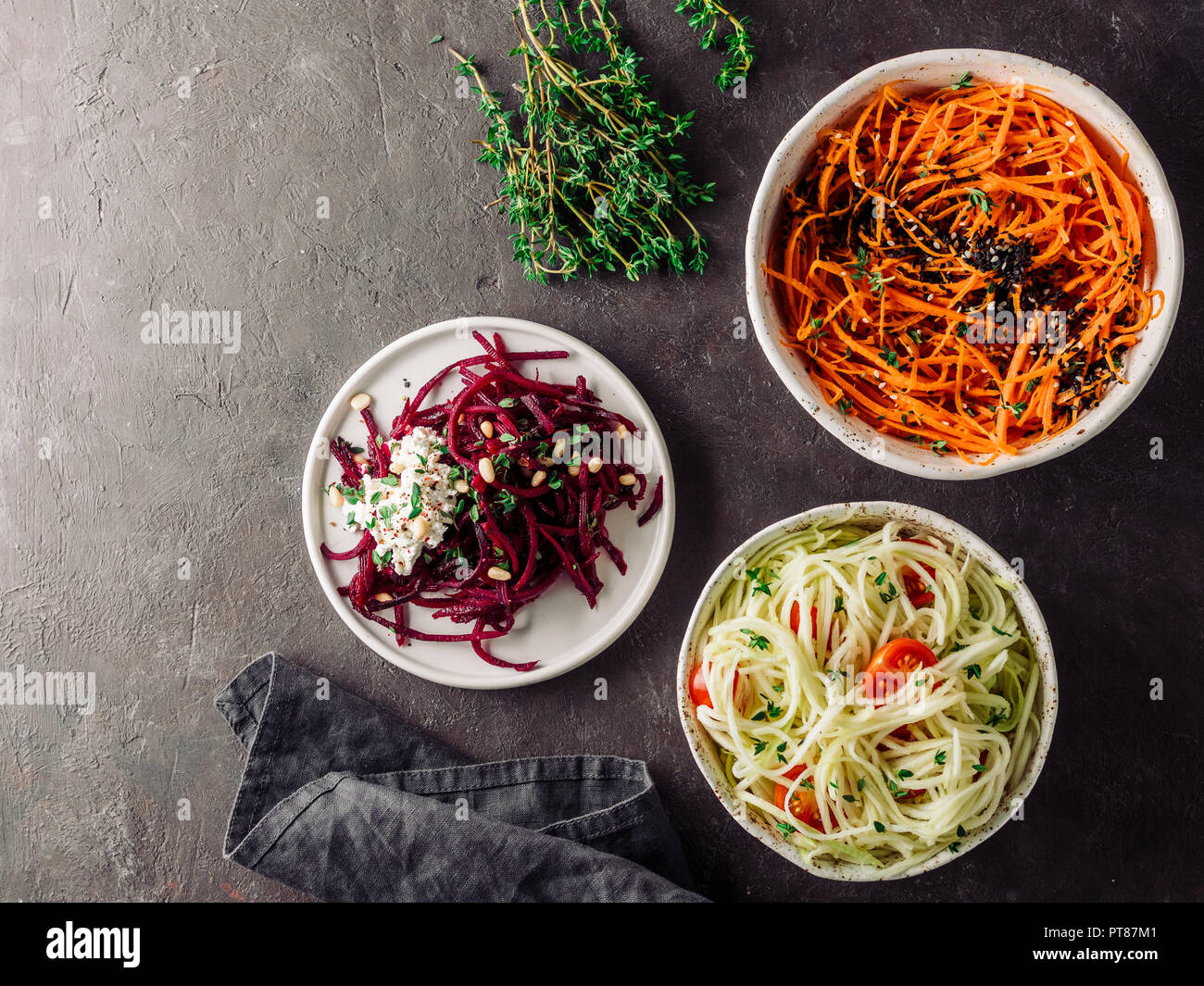 Ideas y Recetas para ensalada saludable - Sésamo picante ensalada de fideos  de zanahoria, remolacha cruda fideos wih ricotta,calabacín zoodles ensalada  con  Fotografía de stock - Alamy