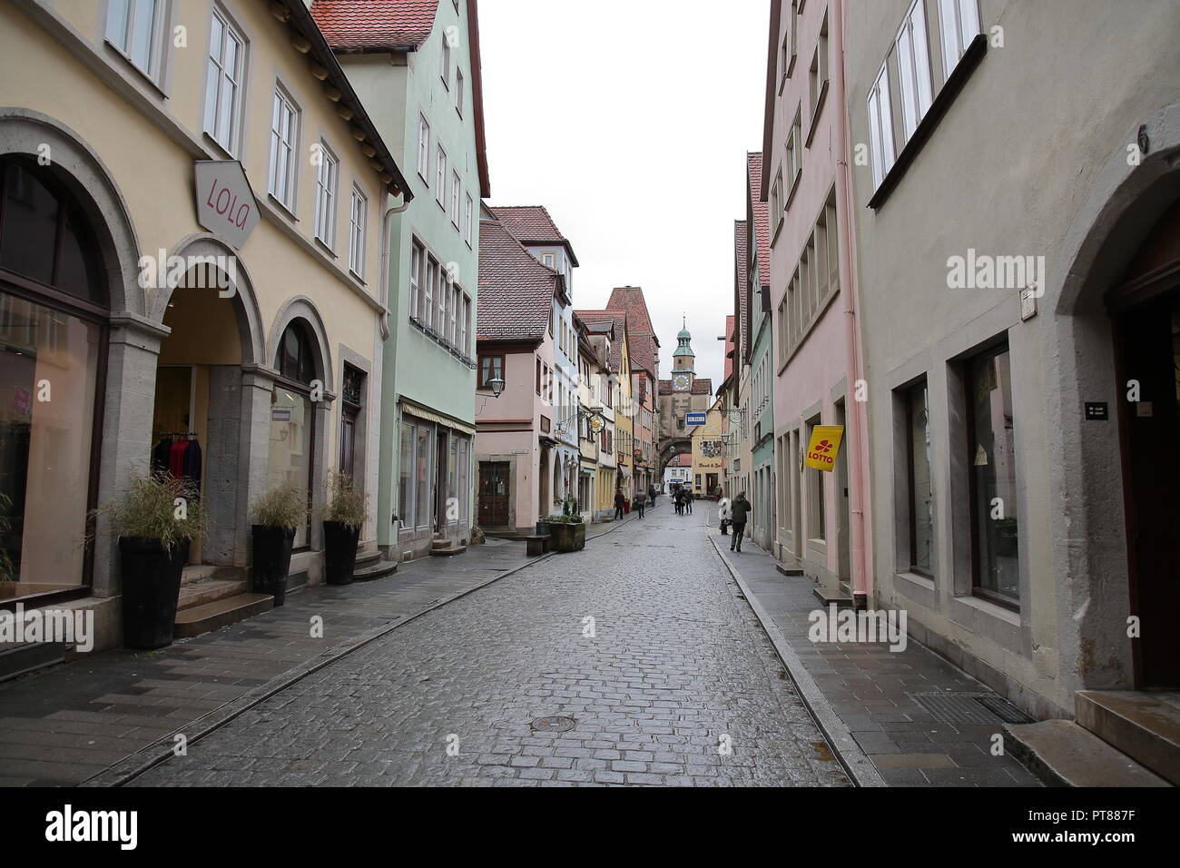 La vista de la torre de Markus y calle histórica en Rothenburg, Baviera, Alemania Foto de stock