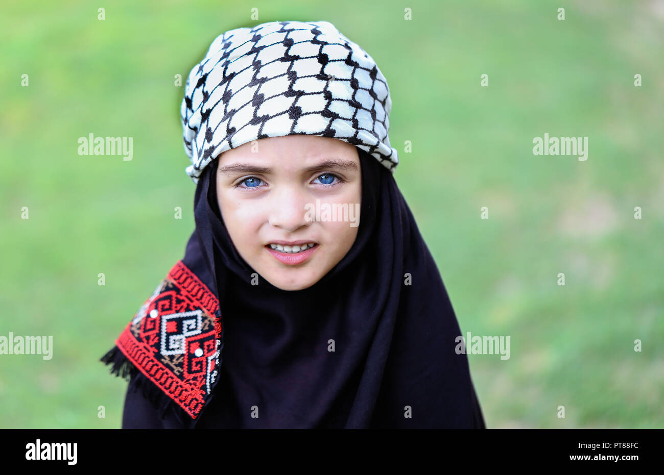 Foto de una chica con un palestino keffiyeh árabe tradicional pañuelo sobre  su cabeza Fotografía de stock - Alamy