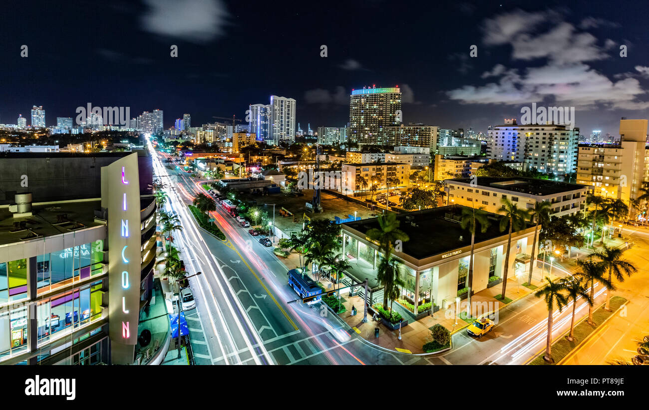 Vista aérea de la Miami, Florida, EE.UU. al atardecer visto desde el mar Foto de stock