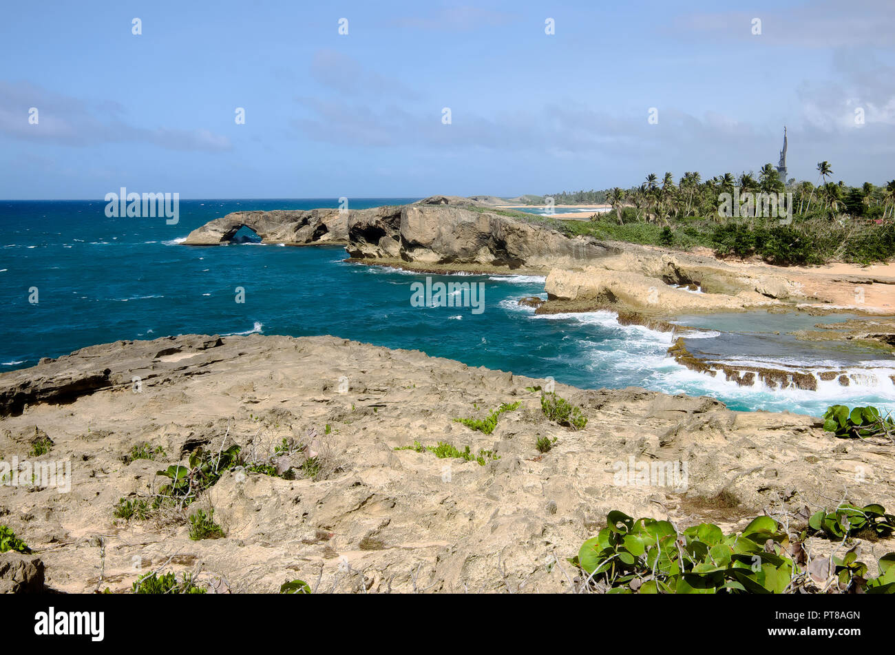 Promontorios escarpados y el paisaje de la costa norte de Puerto Rico en  punta las tunas Fotografía de stock - Alamy