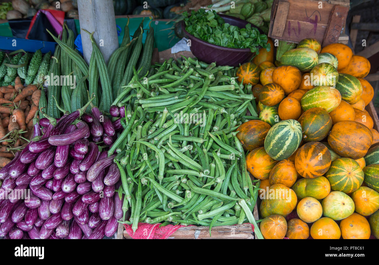En el mercado de verduras tropicales Foto de stock