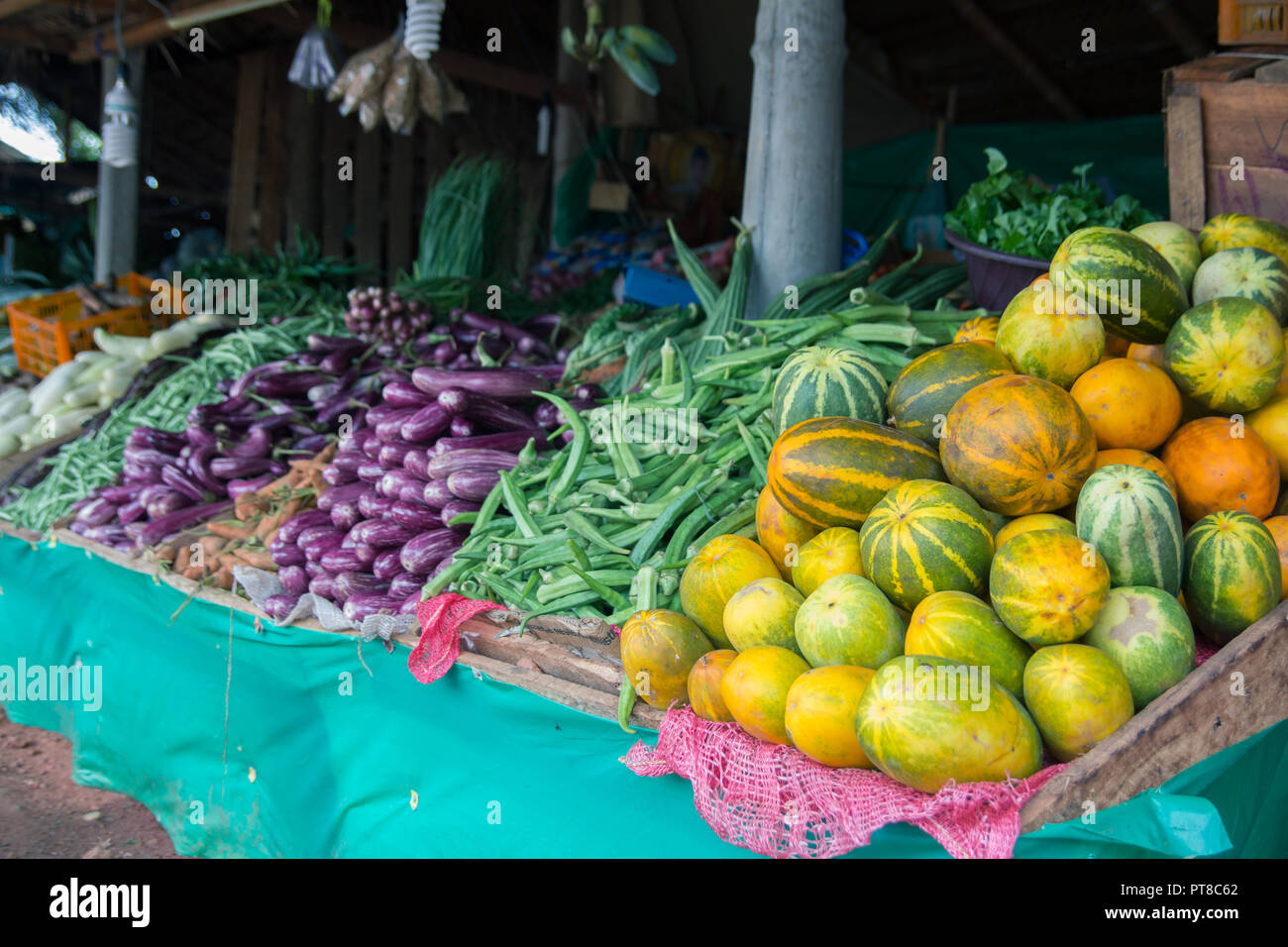 Puesto en el mercado con vegetales exóticos Foto de stock