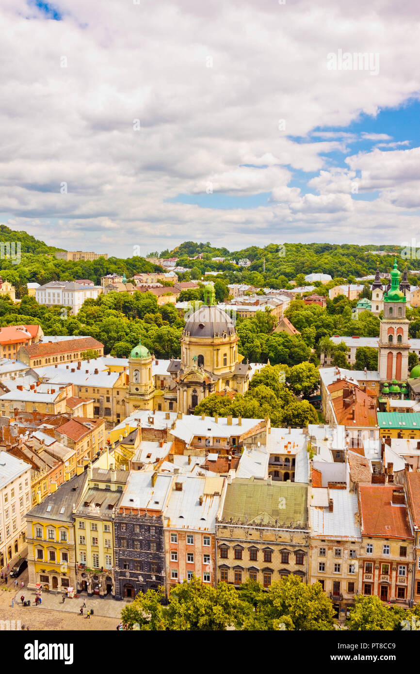 Hermosa vista alta de Lviv, Ucrania en un día soleado de verano Foto de stock