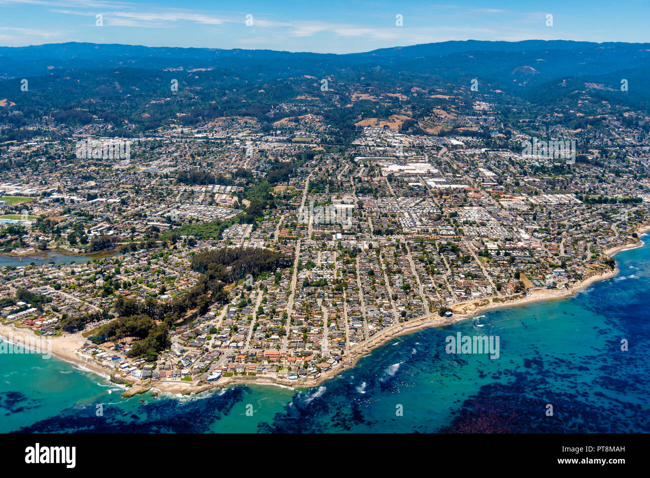 La vista aérea de la ciudad de Santa Cruz, en el norte de California en un día soleado. Foto de stock