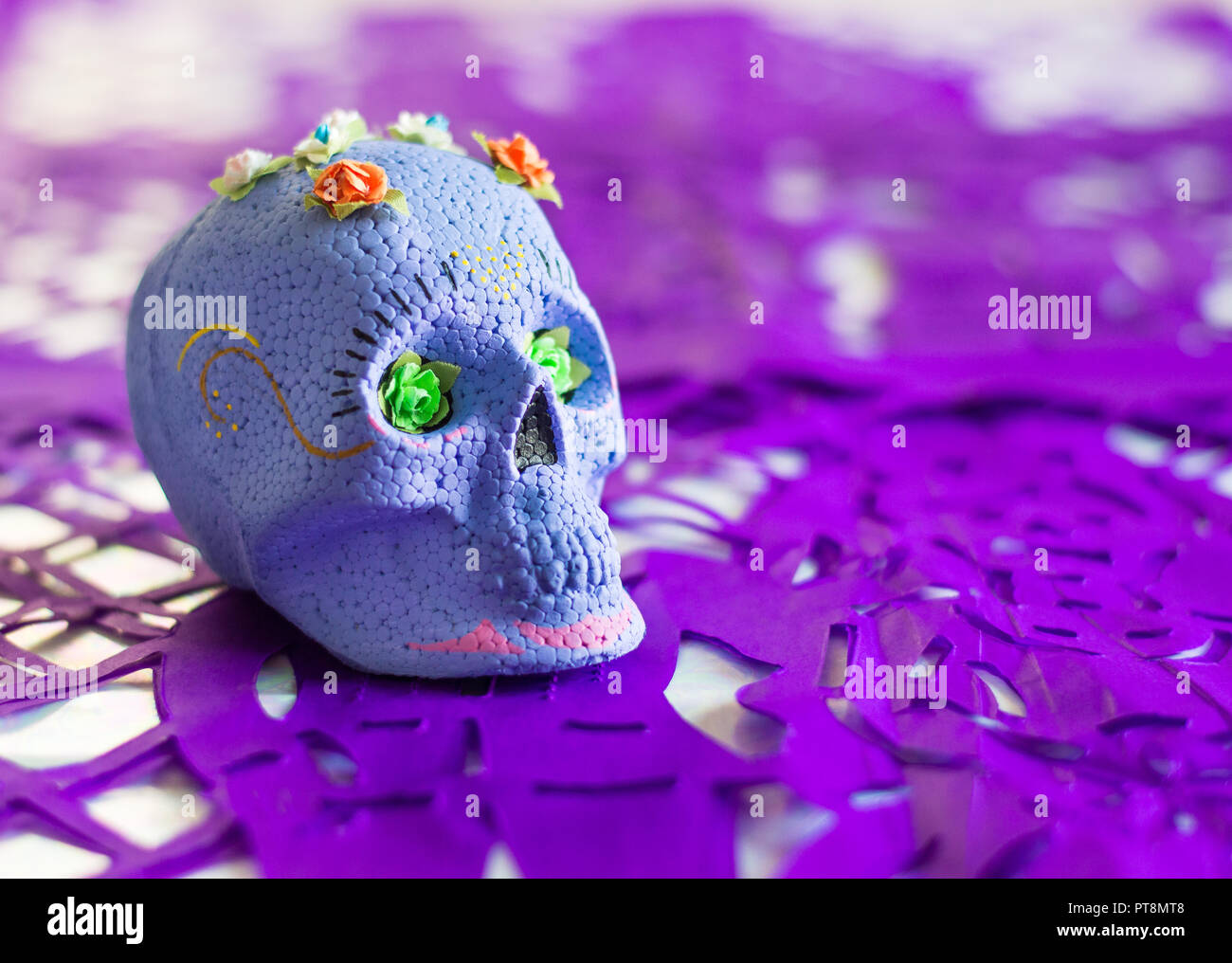 images Papel Fondo Dia De Muertos https www alamy es violeta el dia de los muertos de calaveras de azucar con flores en la parte superior y el papel picado morado papel tisu escotaduras como decoracion image221468136 html